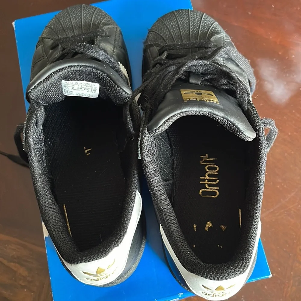 LIKE NEW Adidas Superstar Jr. Size 2 1/2 (Core Black / Cloud Whitek) - Picture 8 of 11